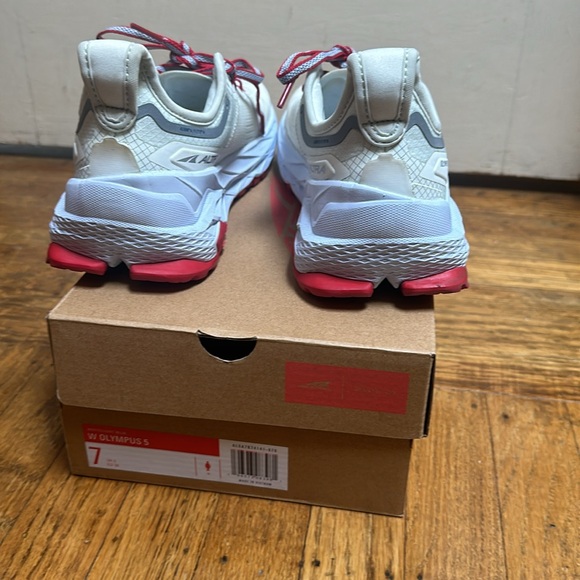 Altra Olympus 5 Women Trail Sneaker - Picture 4 of 5